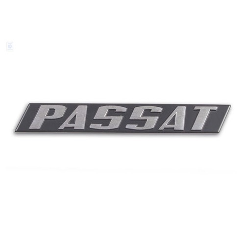  Emblème arrière PASSAT chromé sur fond noir de malle arrière pour VW Passat B1 bicorps 2 ou 4 portes (1973-1974) - C076951 