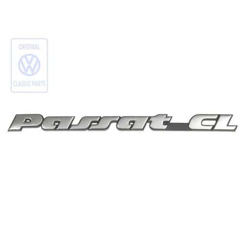  Emblème adhésif PASSAT CL chromé sur fond noir pour hayon et malle arrière de VW Passat B4 Berline et Variant CL (10/1993-12/1996) - C084232 