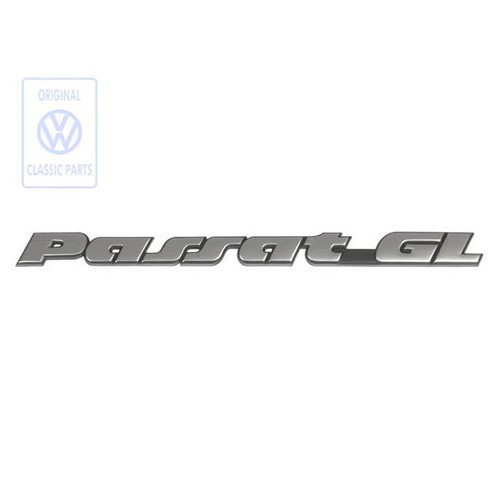  Emblème adhésif PASSAT GL chromé sur fond noir pour hayon et malle arrière de VW Passat B4 Berline et Variant GL (10/1993-03/1997)  - C084235 