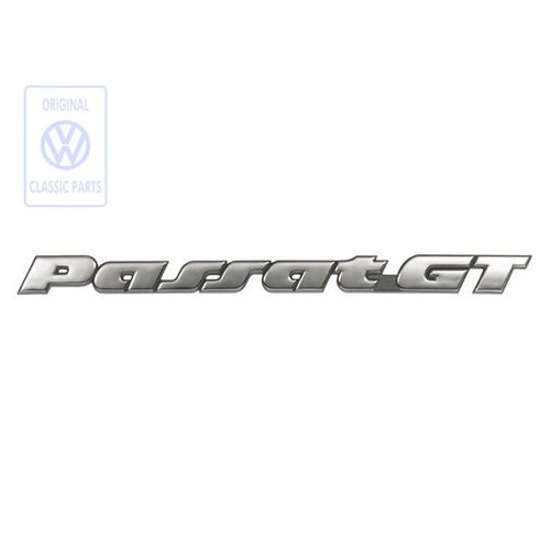  Emblème adhésif PASSAT GT chromé sur fond noir pour hayon et malle arrière de VW Passat B4 Berline et Variant GT (10/1993-12/1996) - C084238 
