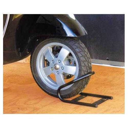  Bloccaggio ruota anteriore MOTO WHEEL CHOCK FRONT Fiamma- Larghezza massima della ruota: 180 mm 2 cinghie a cricchetto - CP10104 