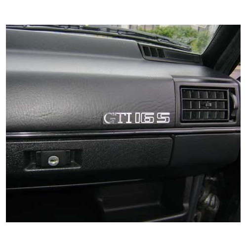  Emblema adesivo cromado GTI 16S sobre fundo preto do painel de instrumentos para VW Golf 2 GTI 16S (08/1985-10/1991) - GA01758-2 
