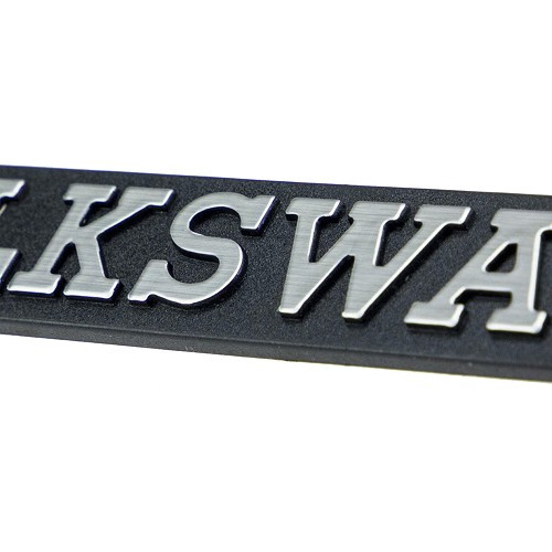  Verchromtes VOLKSWAGEN-Heckemblem auf schwarzem Heckklappenhintergrund für VW Passat B1 (1974-1980) - GA01761-3 