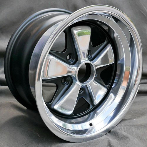     
                
                
    Jante type FUCHS 7x16 ET23.3 en aluminium poli avec centre noir - RS00700
