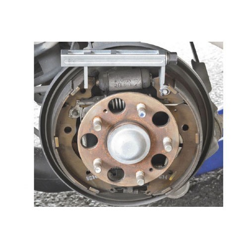  Tool to open the brake drum shoes. - TB01458 