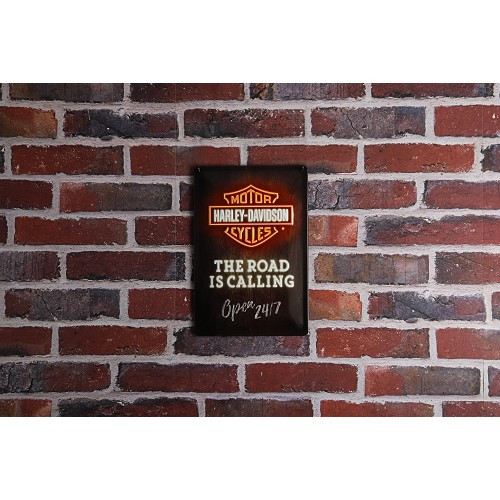 HARLEY DAVIDSON THE ROAD IS CALLING decorative metallic plaque - 20 x 30 cm - UF01514