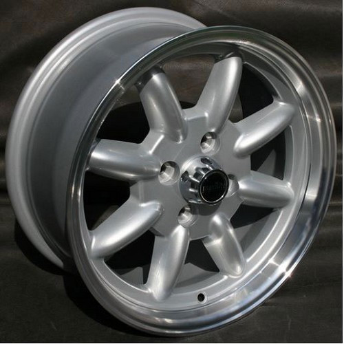     
                
                
    Jante type Minilite pour DATSUN 240Z, 260Z - 7x15 ET 0 - UL60200
