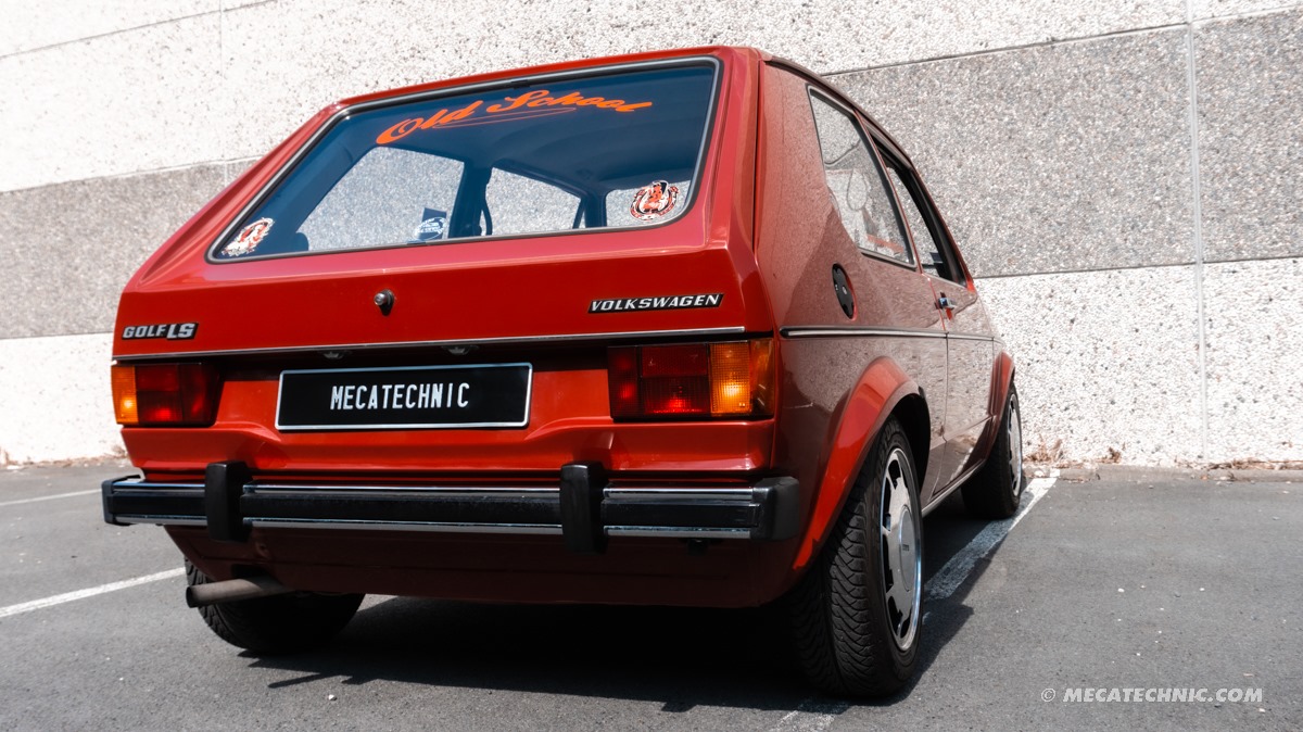Golf 1 rouge de 1974 vue de trois quarts arrière : la nervure du hayon plonge autour de la plaque en queue d'hirondelle
