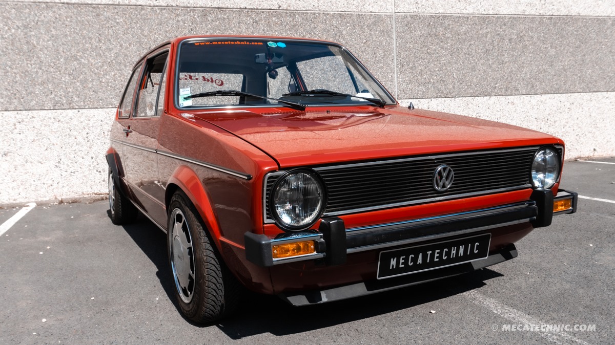 Face avant d'une Golf 1 de 1974 : capot sans pli transversal au-dessus de la calandre et petits pare-chocs métalliques