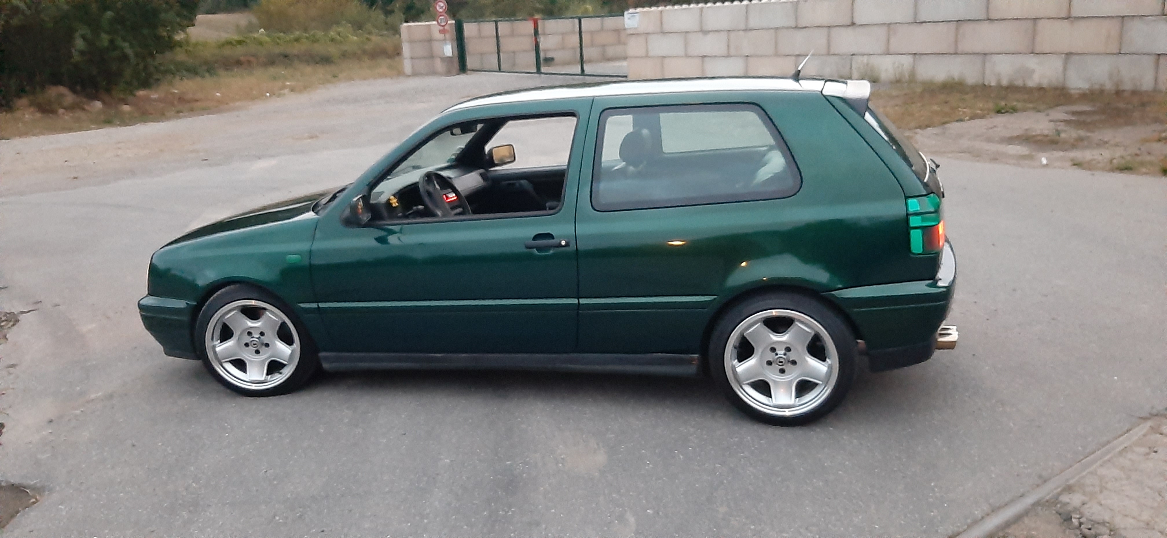 Golf 3 VR6 trois portes vert foncé vue de profil, toit blanc et jantes alu à cinq branches