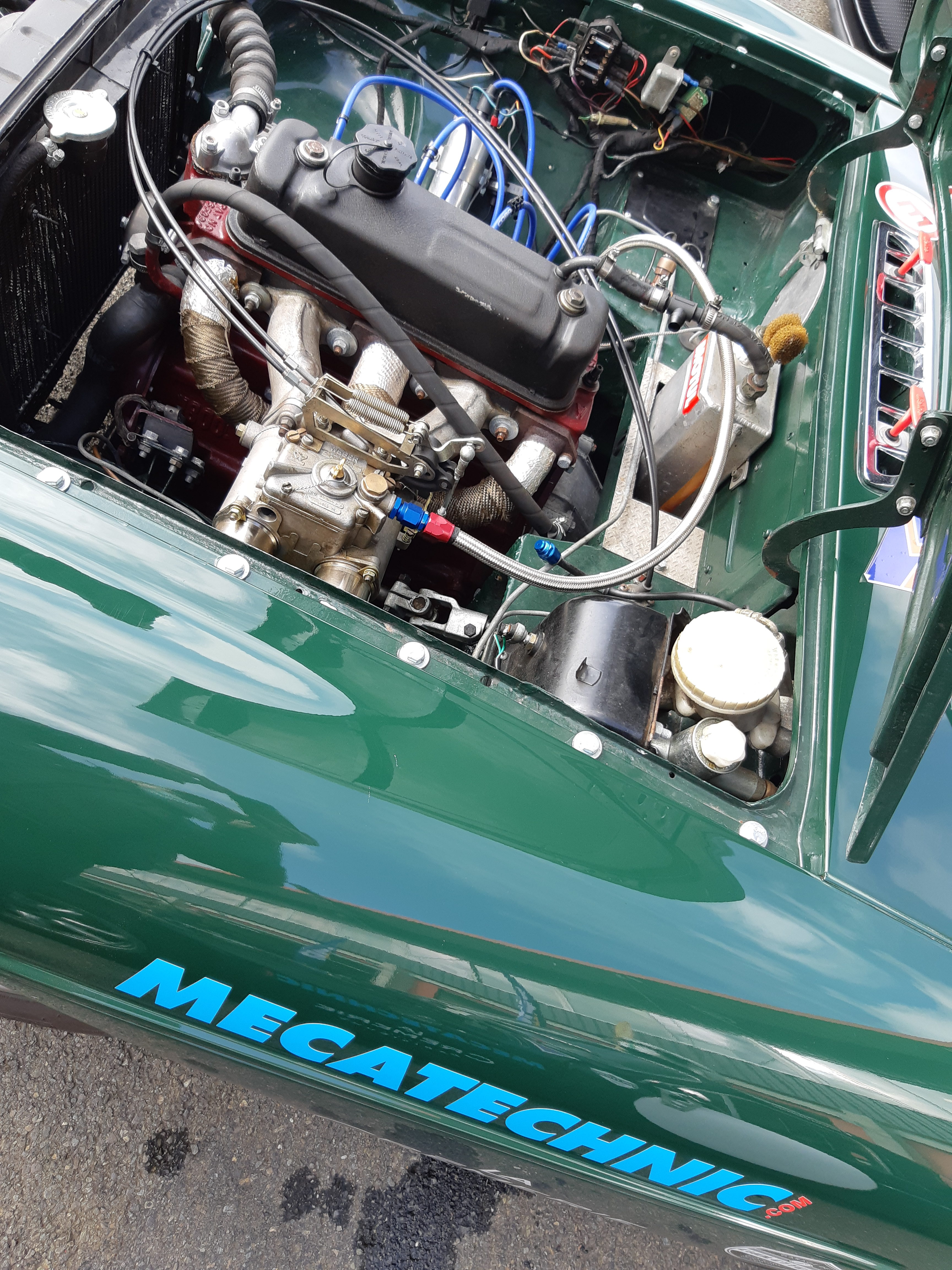 Compartiment moteur de la MGB verte sponsorisée par Mecatechnic, logo Mecatechnic sur l'aile, au circuit du Vigeant