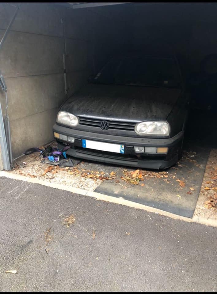 Golf 3 GTI 16S grise couverte de poussière dans un box, avant sa remise en route