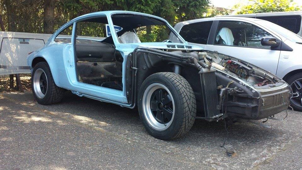 Porsche 911 SC en cours de transformation en look 2.7 RS : caisse bleu clair, face avant déposée, jantes à cinq branches
