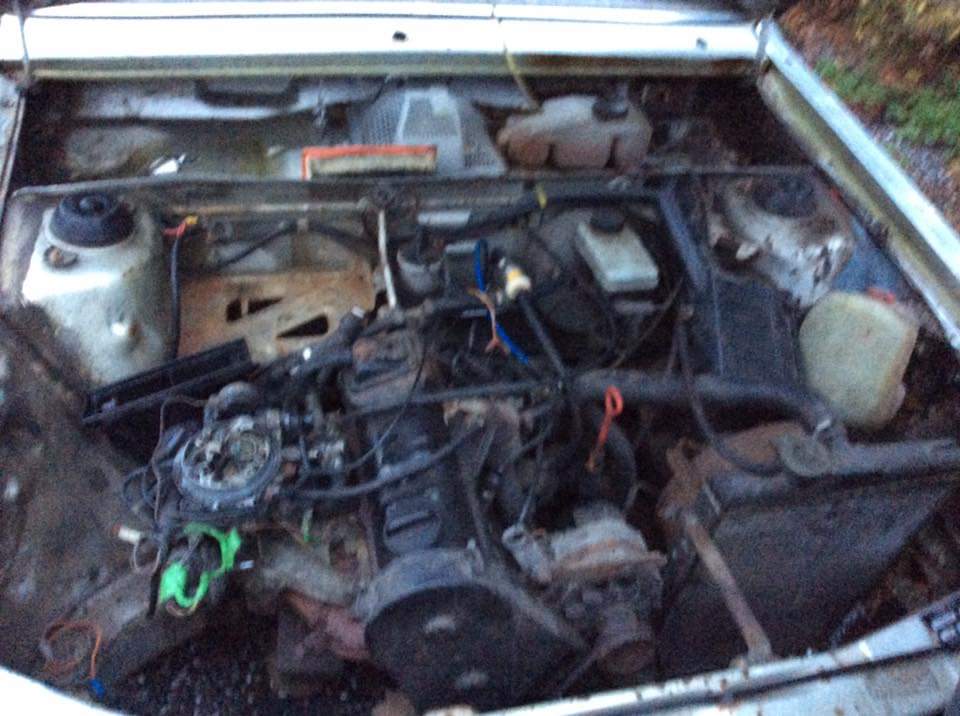 Compartiment moteur d'une Volkswagen Passat B1 avant restauration, moteur quatre cylindres et accessoires encrassés