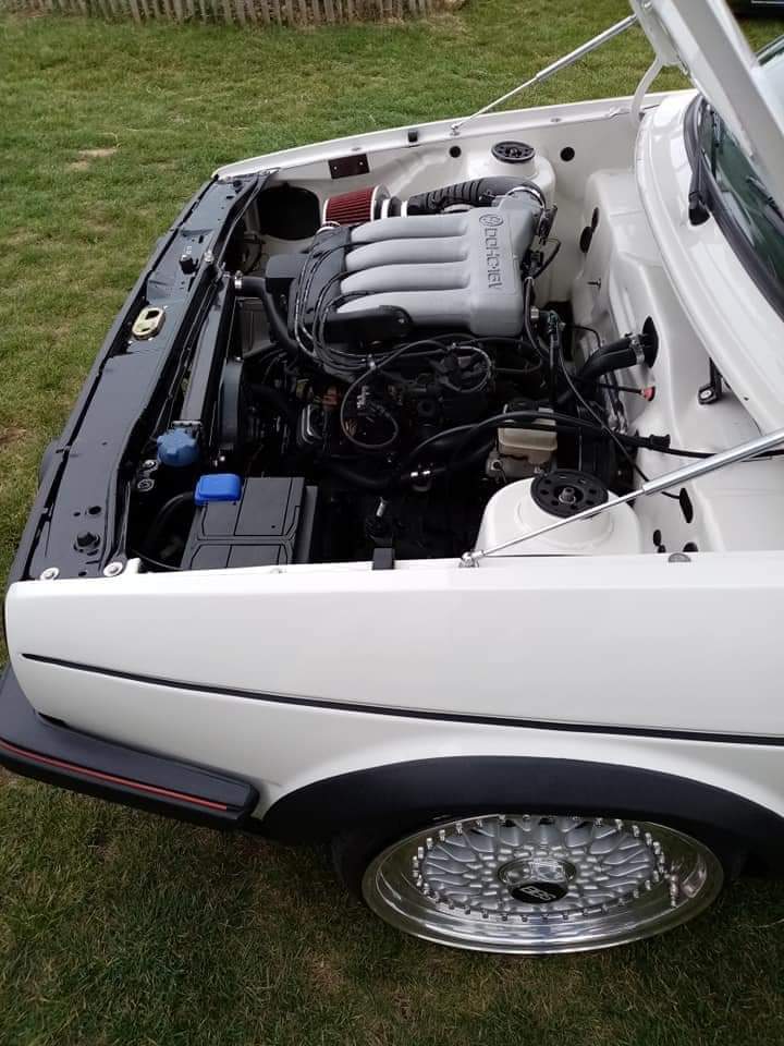 Golf 2 GTI blanche capot ouvert, moteur 16 soupapes et jante BBS RS à rayons