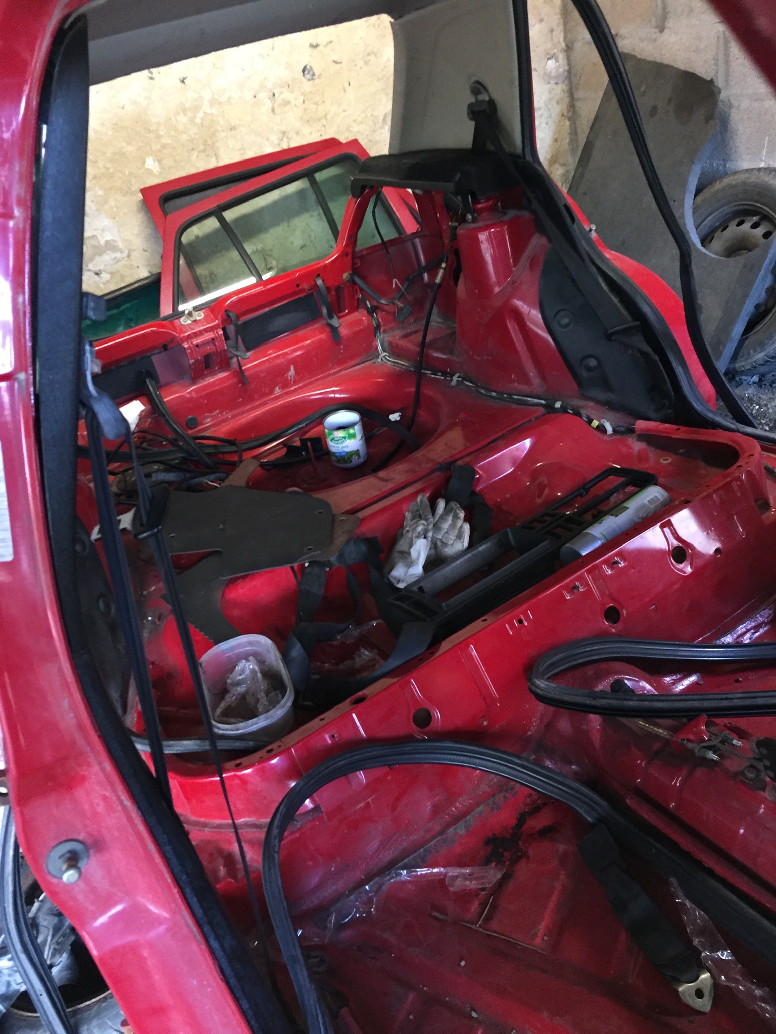 Habitacle de la Golf 2 GTD vidé pendant la restauration, sièges et garnitures déposés