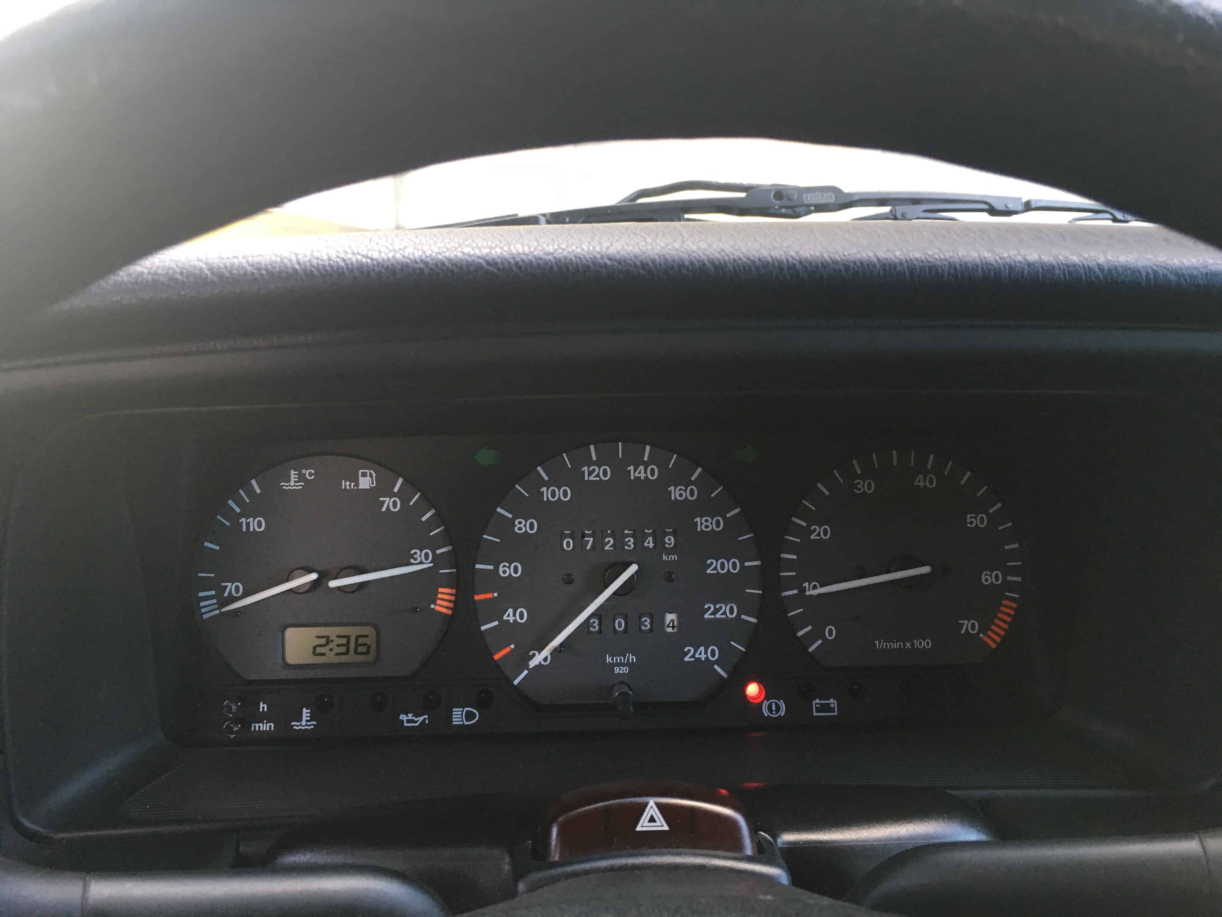 Combiné d'instruments d'une Volkswagen Passat B4 : compte-tours, compteur gradué jusqu'à 240 km/h et jauges