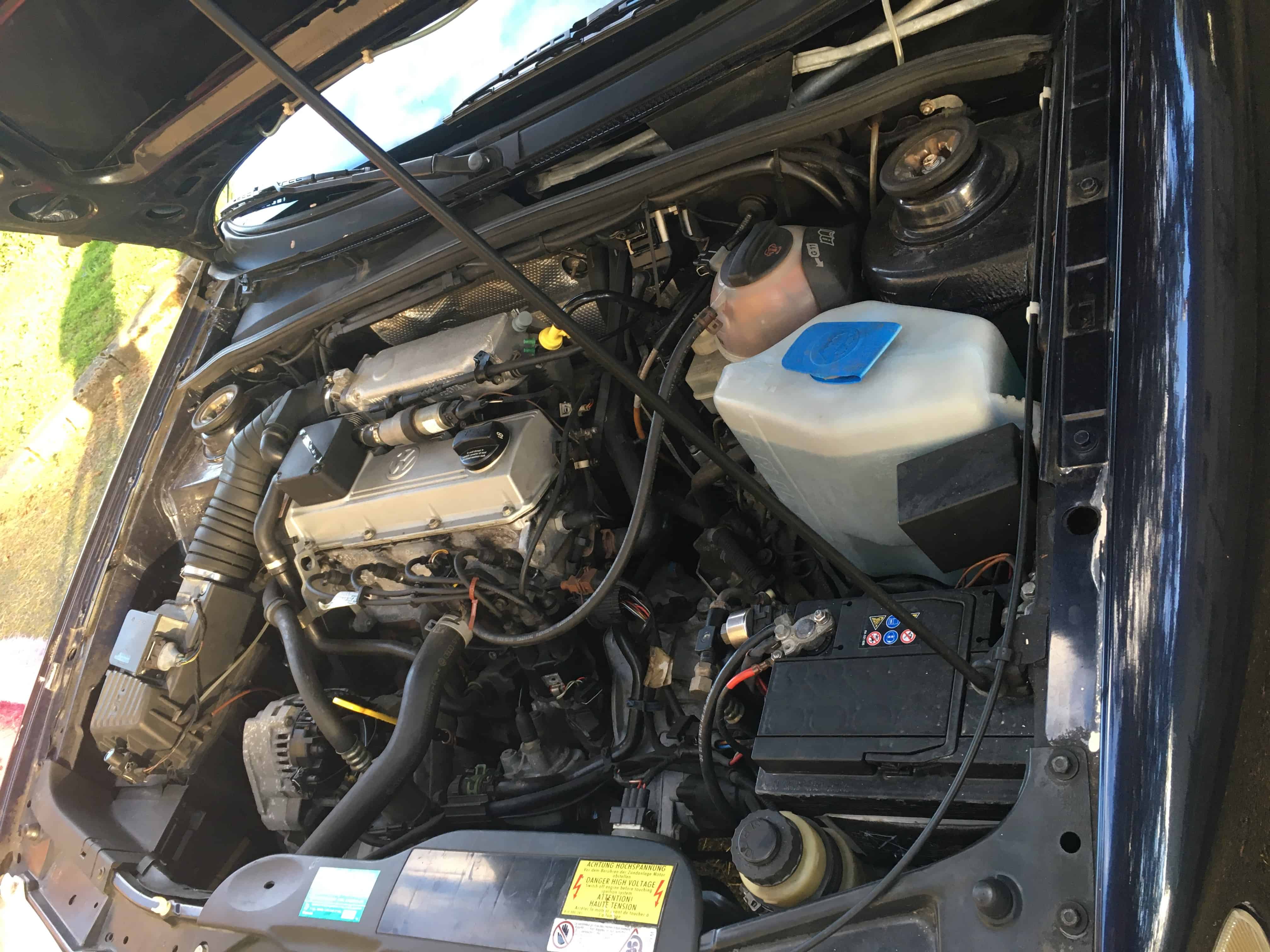 Compartiment moteur d'une Volkswagen Passat GL B4 avec le quatre cylindres 2.0 de 115 ch