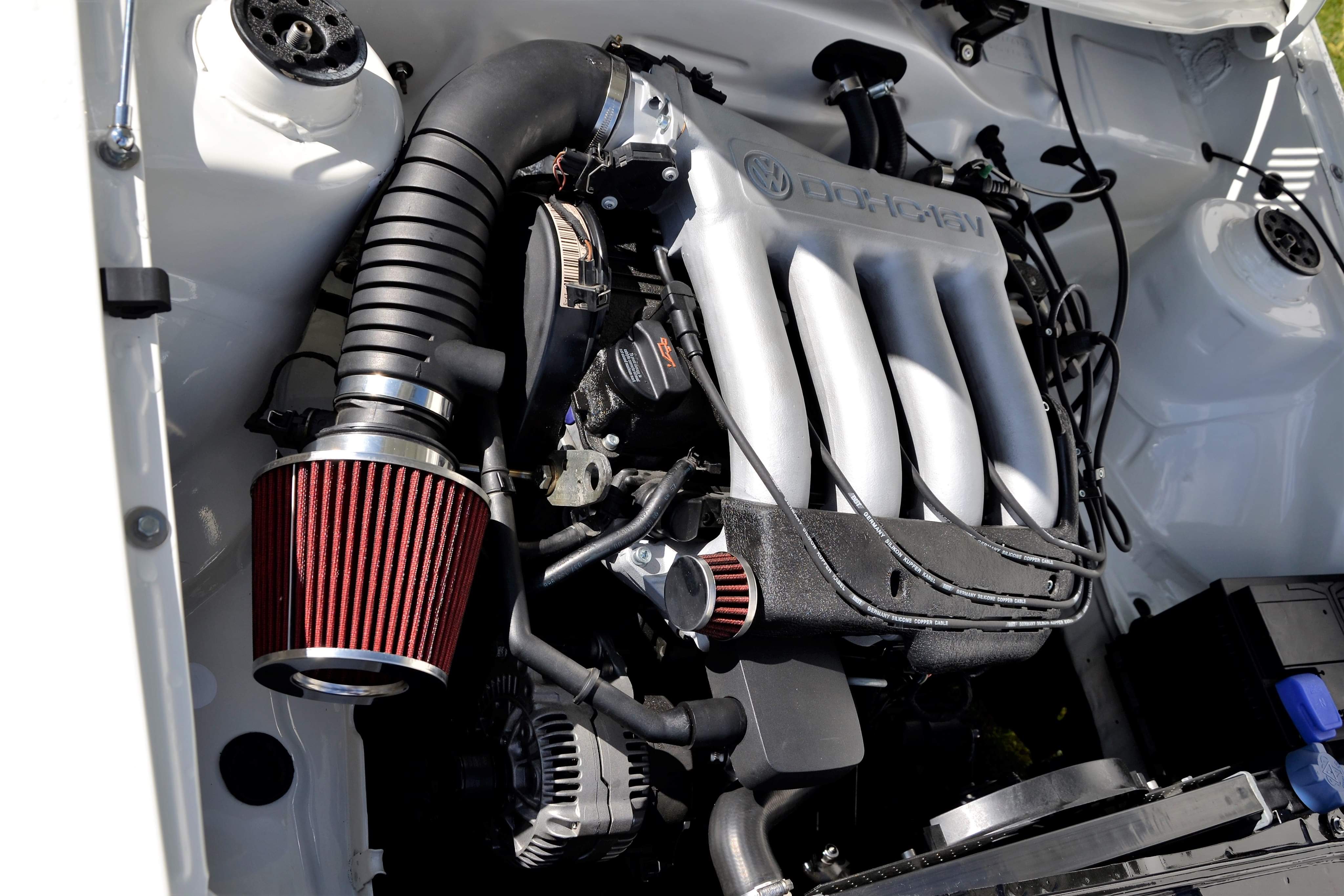 Moteur 2.0 16 soupapes ABF de Golf 3 GTI installé dans le compartiment moteur blanc de la Golf 2 GTI