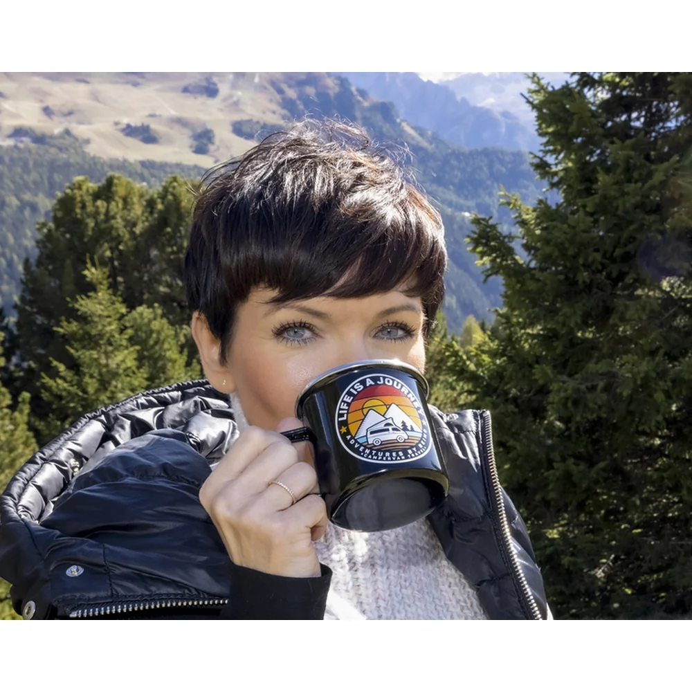 Taza esmaltada negra LA VIDA ES UN VIAJE 350 ml